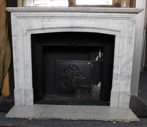 chm675 - Kamin aus weißem Carrara-Marmor, 19. Jahrhundert, cm B 141 x H 111 x T 40
