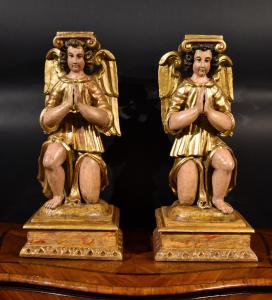 Par de anjos alados em madeira entalhada, Toscana, século XVII.
