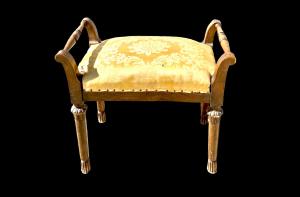 Panchetta in noce con prese e gambe tornite con motivi geometrici.