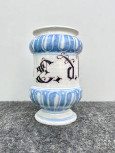 Albarello da farmacia  a’rocchetto’in maiolica con decoro in monocromia turchina e scritta epigrafe in manganese.Bassano.