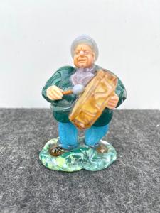 Glasskulptur einer Figur, die ein Tamburin spielt. Böhmen.