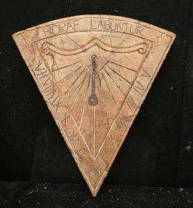 Particolare Meridiana con citazione latina Horae Labuntur - Le ore scorrono - 51 x 47 cm - Marmo Rosso Asiago - fine 19° secolo