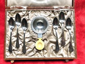 Conjunto de seis colheres de chá em prata com coador de chá em prata. Caixa original. Áustria