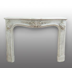 Camino antico stile Luigi XV in marmo bianco di Carrara appartenente agli inizi del XIX secolo.