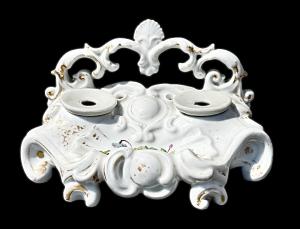 Calamaio in porcellana con volute rococò e decoro floreale.