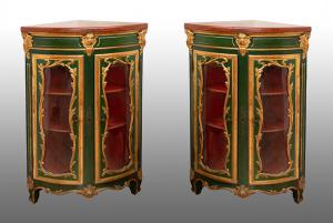 Paar französischer Napoleon-III-Eckschränke aus lackiertem und vergoldetem Holz. 19. Jahrhundert.