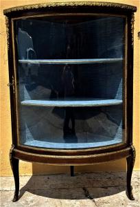 Eckvitrine mit Bronzen