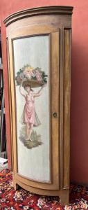 Lackierte und polychrom bemalte Eckvitrine