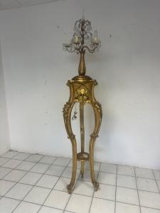 Trespolo porta Lampada in legno intagliato dorato . Lombardia 800