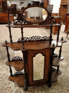Gabinete em raiz de nogueira com motivos de entalhe