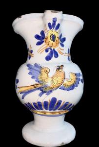 Boccale in maiolica stile compendiario decorato con uccello e motivi vegetali.Manifattura di Urbania.