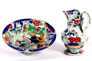 Jarro e bacia de porcelana inglesa do século XIX com motivos chineses.