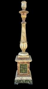 Großer marmorierter Kerzenständer aus bemaltem Holz.