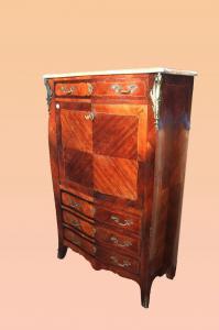 Grande secretaire francês estilo Luís XV do século XIX com incrustações de mármore e bronze