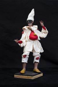 Neapolitan Krippenskulptur, die "Pulcinella" darstellt, mit einem Kopf aus Terrakotta mit Kristallaugen und polychromen Holzgliedmaßen. Zeitraum: 90er / 2000er Jahre