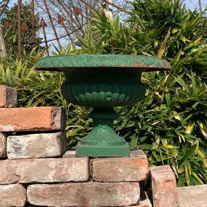 Coppia di vasi sopra capitelli