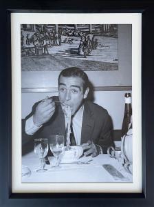 Stampa fotografica - James Bond che mangia spaghetti