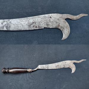 Raffinato utensile da vignaiolo in ferro forgiato ed inciso
