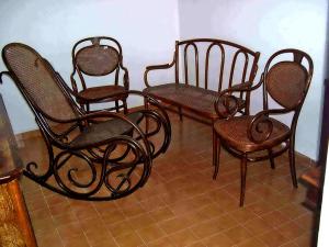 Grupo de móveis originais Thonet do século XIX da produção não serializada de 1870 c.a.