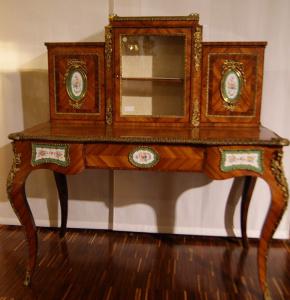Antico scrittoio bonheur du jour francese Stile Luigi XV con bronzi e porcellana di Sevres