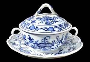 Tazza da puerpera con piatto in porcellana decorata a ‘cipolla blu’.Meissen.
