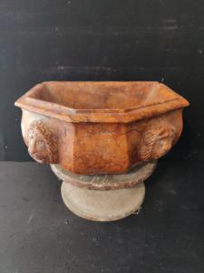 Raffinata acquasantiera in marmo rosso Verona - 33 x 31 cm