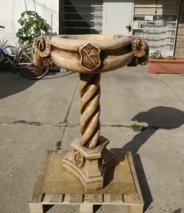 Particolare Fonte battesimale finemente scolpita - H 108 cm - Marmo giallo reale - Venezia