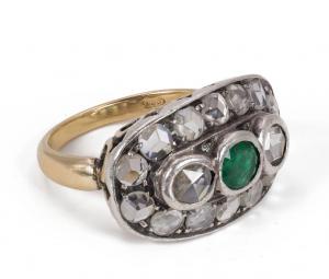 Anello in oro e argento con rosette di diamante e smeraldo, primi del'900