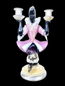 Candeliere in vetro a due fiamme raffigurante figura di moro inginocchiato con inclusione foglia oro.A.Ve.M Murano.