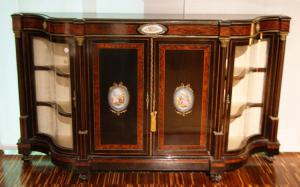 Reichhaltiges französisches Servante-Sideboard aus Ebenholz mit Sevres-Porzellanmedaillons aus dem 19. Jahrhundert im Louis-XV-Stil