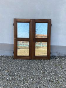 Paar Nussbaumtüren mit Spiegeln