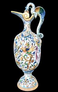 Vaso-versatoio in maiolica decorato a raffaellesche e busto di soldato.Urbino.