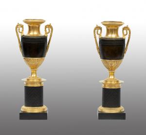 Coppia di cassolette/Vasi antichi Carlo X in bronzo dorato e bronzo patinato. Francia inizio XIX secolo.
