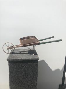 Modello-giocattolo di carriola in legno e metallo.