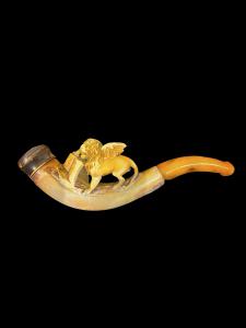 Meerschaumpfeife (Magnesit) mit Figur des Markuslöwen. Mundstück aus Bernstein.