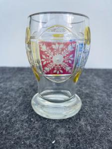 Böhmisches Glas mit dreifachem Überfang, drei Medaillons und drei Farben, mit Radschliffdekor mit geometrischen floralen Motiven.