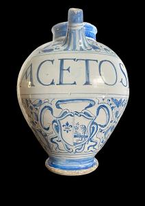 Grande versatoio in maiolica in monocromia turchina con decoro a motivi vegetali.Roma.