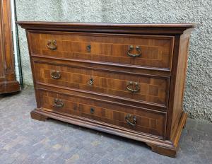 Commode émilienne du XVIIIe siècle en noyer – pièce rare et originale. Occasion.