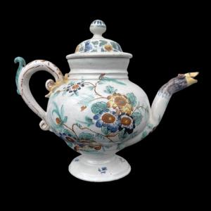 Majolica teapot with 'blanser' decoration and dragon's head spout. Boselli manufacture. Savona.