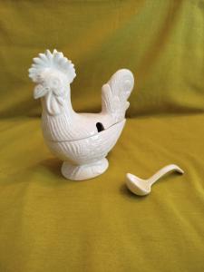 Nove ceramic gravy boat