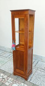 Antiquarisches Vitrinenschränkchen, Säulenregal. 43b x 32t x 155h