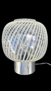 Lampada in vetro a corpo globulare con spirali lattimo e ambra. Vistosi,Murano.
