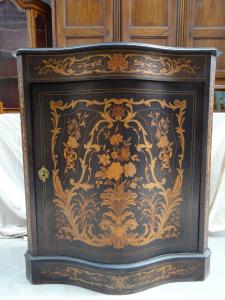 Credenza a un'anta in legno ebanizzato e intarsiata Napoleone III 1880 Francia