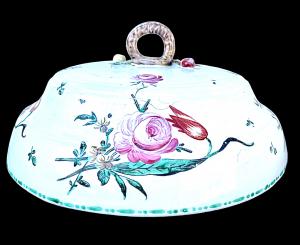 Coprivivande in maiolica decorato alla rosa.Manifattura Finck.Bologna.