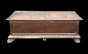 Cassapanca in legno di noce massello.
