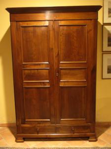 Kleiderschrank aus massivem Nussbaumholz aus dem 19. Jahrhundert