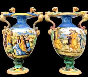 Coppia di vasi in maiolica con manici a decoro istoriato stile Urbino.Marca S.C.A Pesaro