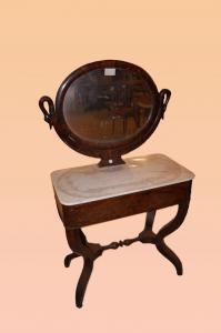 Toucador francês com tampo de mármore estilo Império, do século XIX.