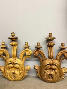 Antikes Paar großer, geschnitzter und vergoldeter Wandleuchten aus Holz, 19. Jh., 95x68 cm.