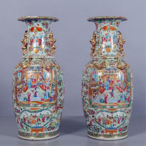 Par de grandes vasos de porcelana "família rosa" decorados com cenas da vida chinesa, Cantão, século XIX
